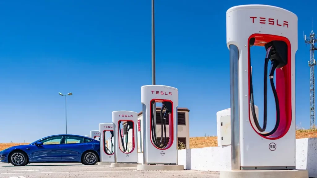 Tesla sarj istasyonu